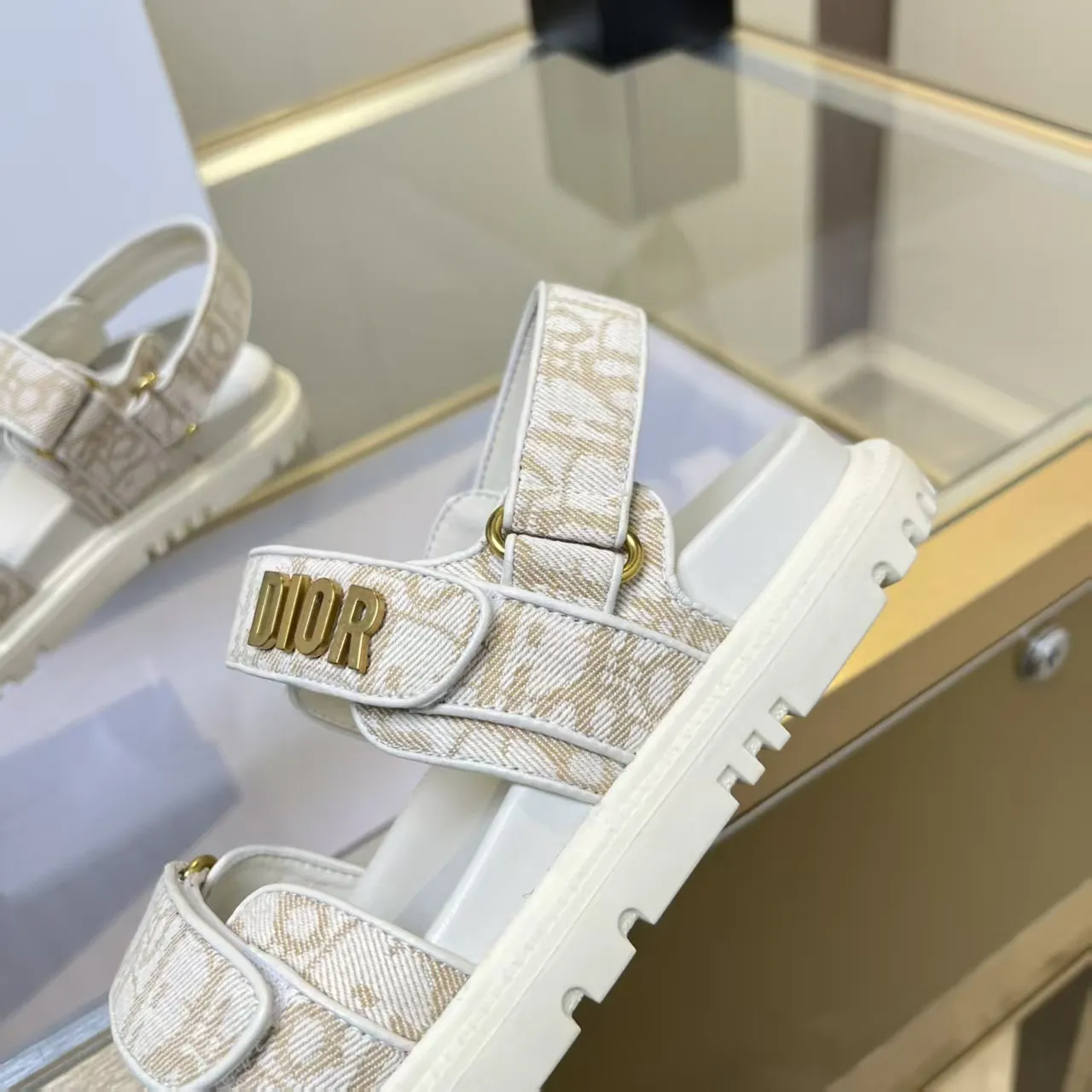 👟👟Ex-factory price 480👟👟 Dior classic popular sandals Step into the fashion territory of Dior slippers and encounter the ultimate fusion of elegance and comfort. The upper is engraved with the Christian Dior Paris logo using exquisite embroidery technology. The delicate stitching tells the brand's profound heritage and is fully recognizable.   Made of high-quality materials, it feels soft and fits your feet, as if it is a gentle care tailor-made for your feet. The sole is carefully designed and engraved with Christian Dior's lucky star symbol. It is not only a beautiful embellishment, but also provides reliable grip, making every step steady and secure.   It has a simple design and is easy to put on and take off. Whether it is a lazy weekend or a pleasant vacation, it can be easily adapted. Whether paired with casual shorts, casual jeans, or an elegant dress, Dior slippers can instantly enhance the overall style and show a casual fashion attitude.   Dior slippers, in the name of fashion, inject luxurious charm into your life and accompany you with every step you take with confidence and elegance. Material: Fine genuine cowhide upper, outsole, TPR, non-slip and wear-resistant, code number: 35-41 (42 customized)